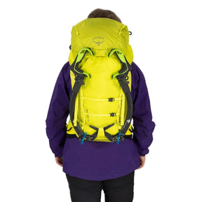 Osprey Mutant 38: Zaino da alpinismo tecnico da 38 litri. Caratterizzato dal sistema Dual ToolLock per piccozze, pannello posteriore antineve e fibbie progettate per l'uso con i guanti. Struttura leggera e snodata ottimizzata per scalate su ghiaccio e roccia, con compressione laterale e punti di aggancio per attrezzatura.