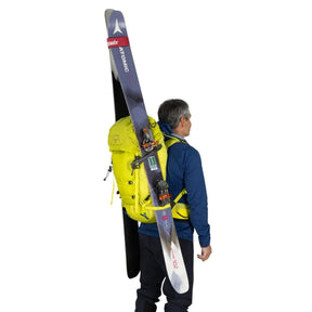 Osprey Mutant 38: Zaino da alpinismo tecnico da 38 litri. Caratterizzato dal sistema Dual ToolLock per piccozze, pannello posteriore antineve e fibbie progettate per l'uso con i guanti. Struttura leggera e snodata ottimizzata per scalate su ghiaccio e roccia, con compressione laterale e punti di aggancio per attrezzatura.