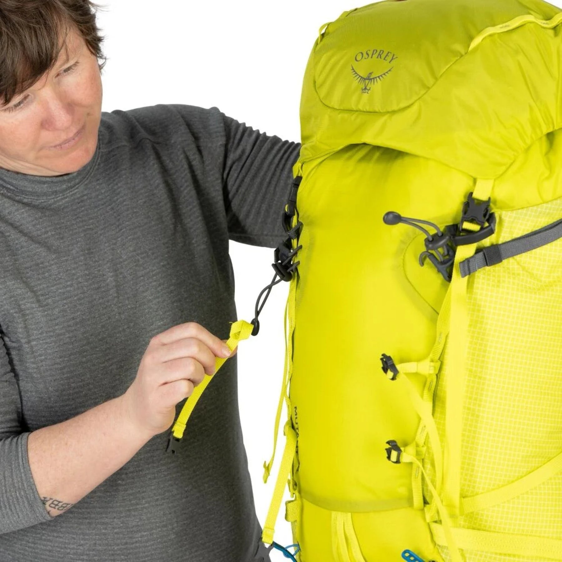 Osprey Mutant 38: Zaino da alpinismo tecnico da 38 litri. Caratterizzato dal sistema Dual ToolLock per piccozze, pannello posteriore antineve e fibbie progettate per l'uso con i guanti. Struttura leggera e snodata ottimizzata per scalate su ghiaccio e roccia, con compressione laterale e punti di aggancio per attrezzatura.