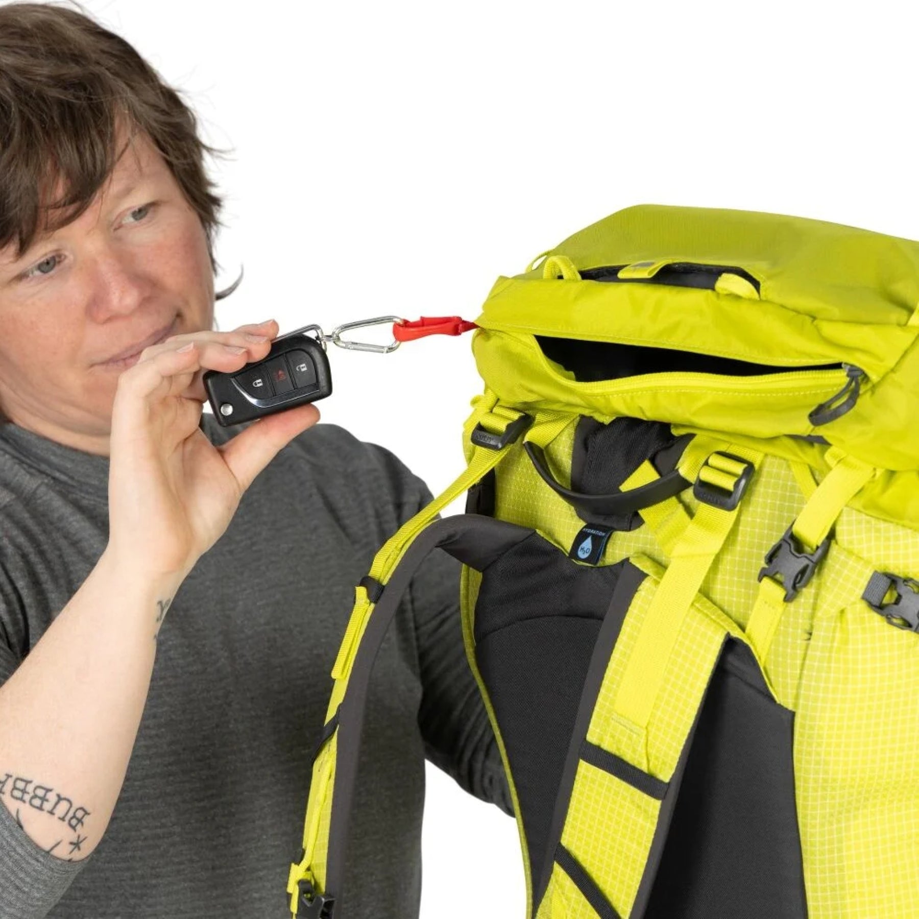 Osprey Mutant 38: Zaino da alpinismo tecnico da 38 litri. Caratterizzato dal sistema Dual ToolLock per piccozze, pannello posteriore antineve e fibbie progettate per l'uso con i guanti. Struttura leggera e snodata ottimizzata per scalate su ghiaccio e roccia, con compressione laterale e punti di aggancio per attrezzatura.