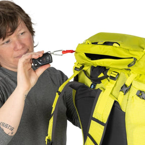 Osprey Mutant 38: Zaino da alpinismo tecnico da 38 litri. Caratterizzato dal sistema Dual ToolLock per piccozze, pannello posteriore antineve e fibbie progettate per l'uso con i guanti. Struttura leggera e snodata ottimizzata per scalate su ghiaccio e roccia, con compressione laterale e punti di aggancio per attrezzatura.