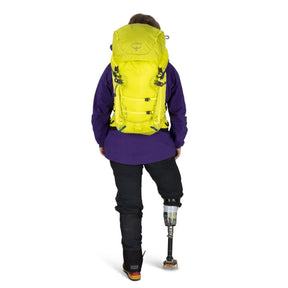 Osprey Mutant 38: Zaino da alpinismo tecnico da 38 litri. Caratterizzato dal sistema Dual ToolLock per piccozze, pannello posteriore antineve e fibbie progettate per l'uso con i guanti. Struttura leggera e snodata ottimizzata per scalate su ghiaccio e roccia, con compressione laterale e punti di aggancio per attrezzatura.