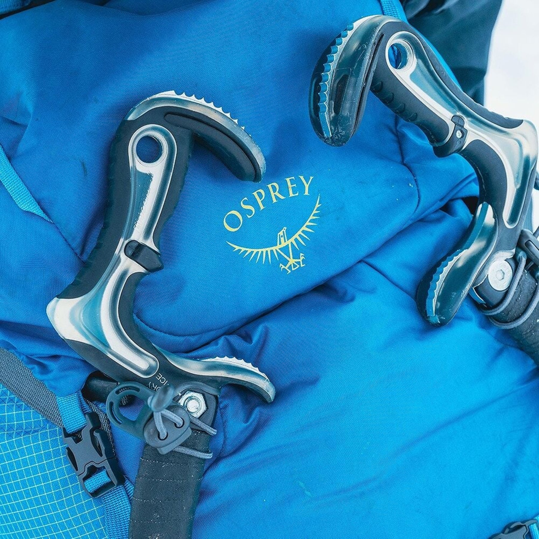Osprey Mutant 52: Zaino da alpinismo e spedizione da 52 litri. Progettato per l'uso tecnico su ghiaccio e roccia con sistema di trasporto piccozze Dual ToolLock, pannello posteriore antineve e fibbie adatte all'uso con guanti. Struttura leggera e resistente per ascese alpine impegnative in ogni stagione.