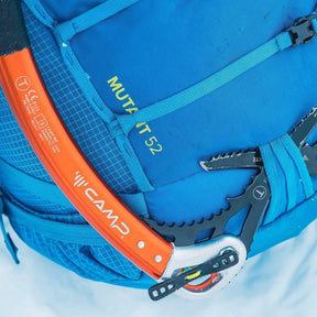Osprey Mutant 52: Zaino da alpinismo e spedizione da 52 litri. Progettato per l'uso tecnico su ghiaccio e roccia con sistema di trasporto piccozze Dual ToolLock, pannello posteriore antineve e fibbie adatte all'uso con guanti. Struttura leggera e resistente per ascese alpine impegnative in ogni stagione.