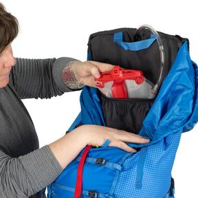 Osprey Mutant 52: Zaino da alpinismo e spedizione da 52 litri. Progettato per l'uso tecnico su ghiaccio e roccia con sistema di trasporto piccozze Dual ToolLock, pannello posteriore antineve e fibbie adatte all'uso con guanti. Struttura leggera e resistente per ascese alpine impegnative in ogni stagione.