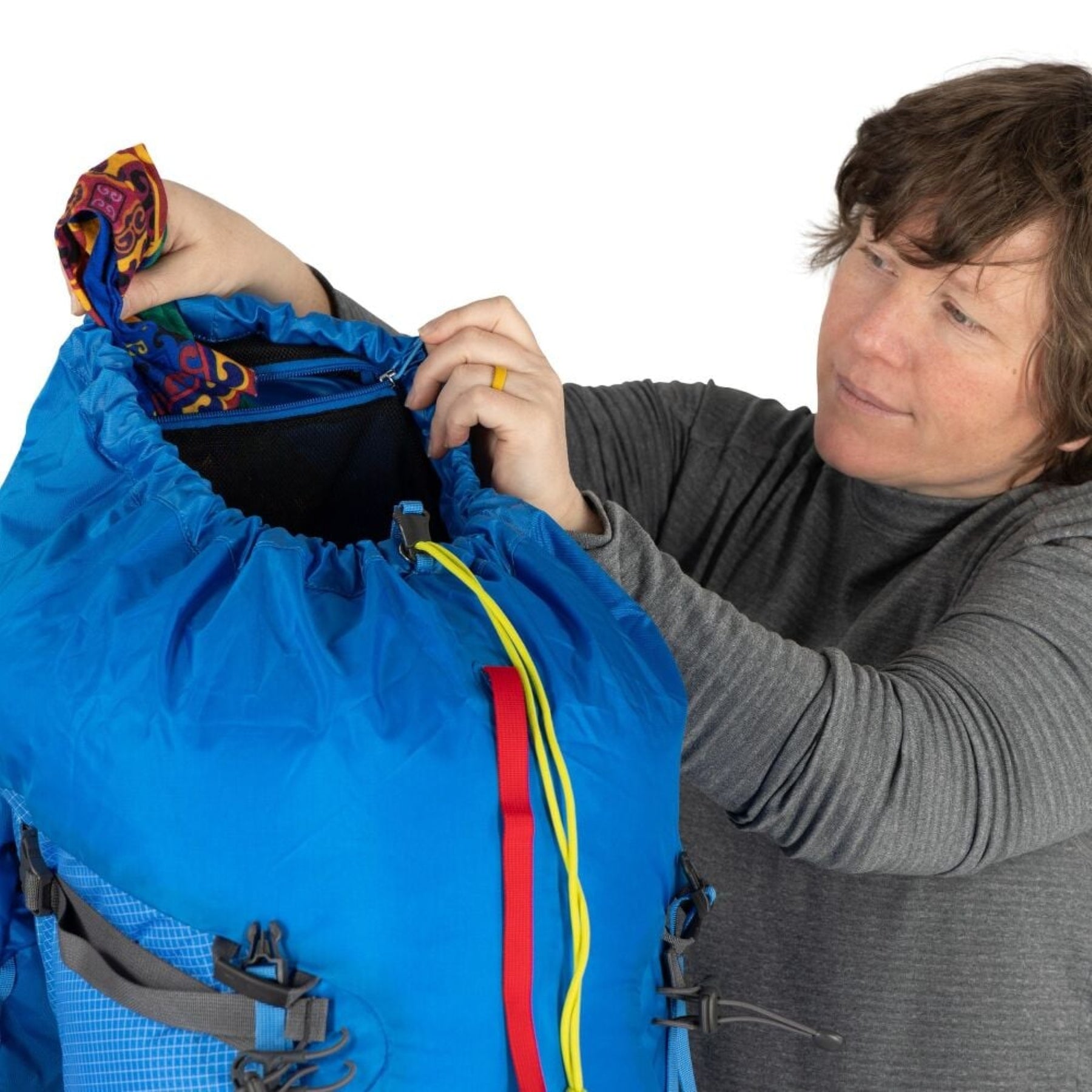 Osprey Mutant 52: Zaino da alpinismo e spedizione da 52 litri. Progettato per l'uso tecnico su ghiaccio e roccia con sistema di trasporto piccozze Dual ToolLock, pannello posteriore antineve e fibbie adatte all'uso con guanti. Struttura leggera e resistente per ascese alpine impegnative in ogni stagione.