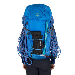 Osprey Mutant 52: Zaino da alpinismo e spedizione da 52 litri. Progettato per l'uso tecnico su ghiaccio e roccia con sistema di trasporto piccozze Dual ToolLock, pannello posteriore antineve e fibbie adatte all'uso con guanti. Struttura leggera e resistente per ascese alpine impegnative in ogni stagione.