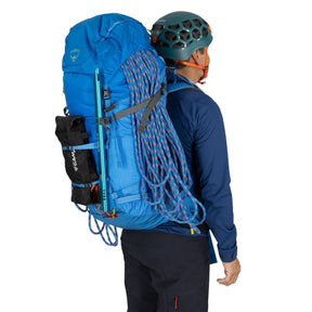 Osprey Mutant 52: Zaino da alpinismo e spedizione da 52 litri. Progettato per l'uso tecnico su ghiaccio e roccia con sistema di trasporto piccozze Dual ToolLock, pannello posteriore antineve e fibbie adatte all'uso con guanti. Struttura leggera e resistente per ascese alpine impegnative in ogni stagione.