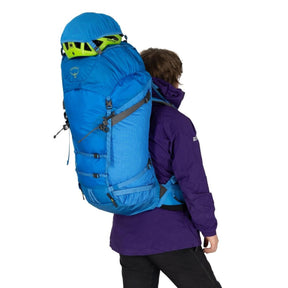 Osprey Mutant 52: Zaino da alpinismo e spedizione da 52 litri. Progettato per l'uso tecnico su ghiaccio e roccia con sistema di trasporto piccozze Dual ToolLock, pannello posteriore antineve e fibbie adatte all'uso con guanti. Struttura leggera e resistente per ascese alpine impegnative in ogni stagione.