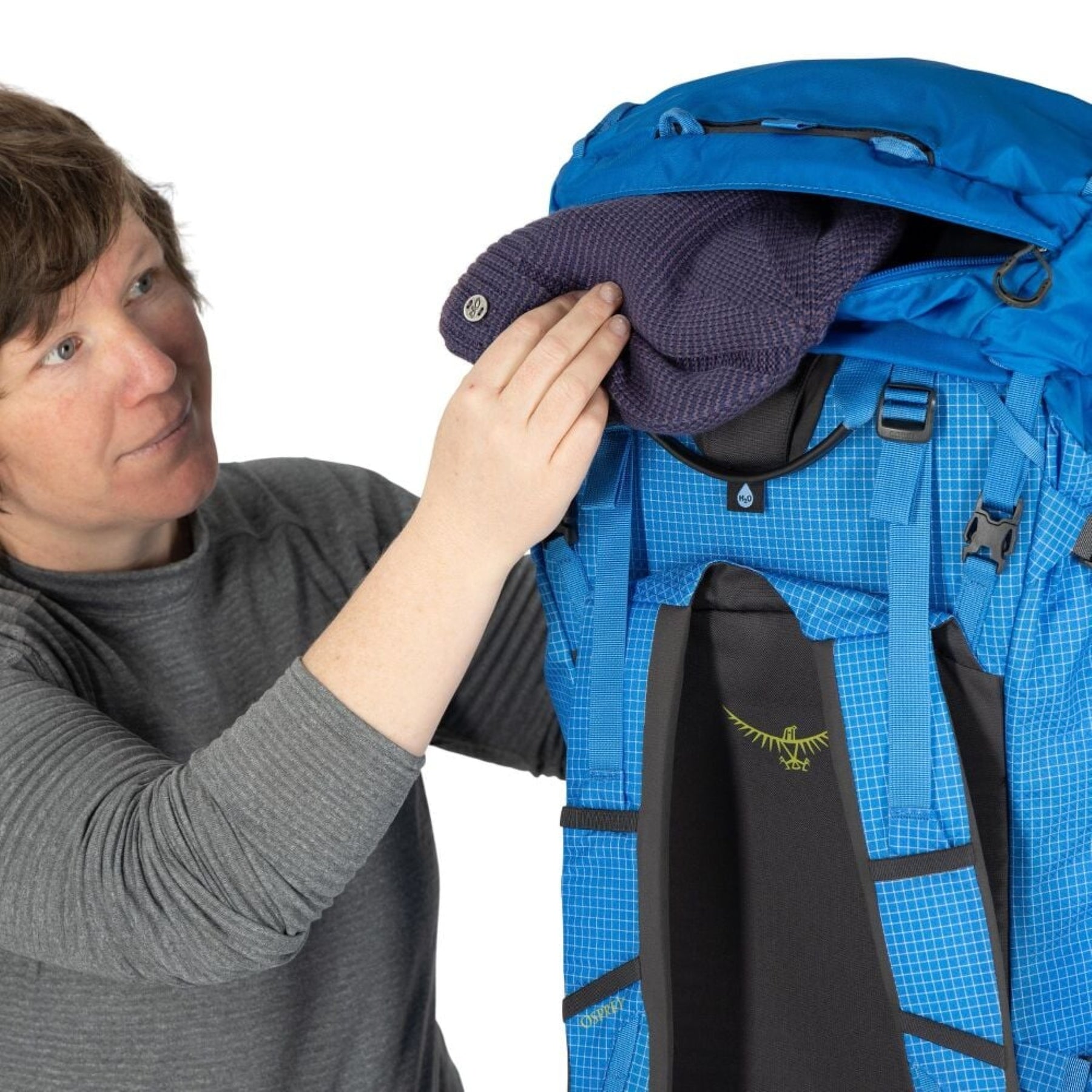 Osprey Mutant 52: Zaino da alpinismo e spedizione da 52 litri. Progettato per l'uso tecnico su ghiaccio e roccia con sistema di trasporto piccozze Dual ToolLock, pannello posteriore antineve e fibbie adatte all'uso con guanti. Struttura leggera e resistente per ascese alpine impegnative in ogni stagione.