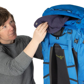 Osprey Mutant 52: Zaino da alpinismo e spedizione da 52 litri. Progettato per l'uso tecnico su ghiaccio e roccia con sistema di trasporto piccozze Dual ToolLock, pannello posteriore antineve e fibbie adatte all'uso con guanti. Struttura leggera e resistente per ascese alpine impegnative in ogni stagione.