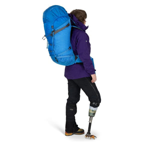 Osprey Mutant 52: Zaino da alpinismo e spedizione da 52 litri. Progettato per l'uso tecnico su ghiaccio e roccia con sistema di trasporto piccozze Dual ToolLock, pannello posteriore antineve e fibbie adatte all'uso con guanti. Struttura leggera e resistente per ascese alpine impegnative in ogni stagione.