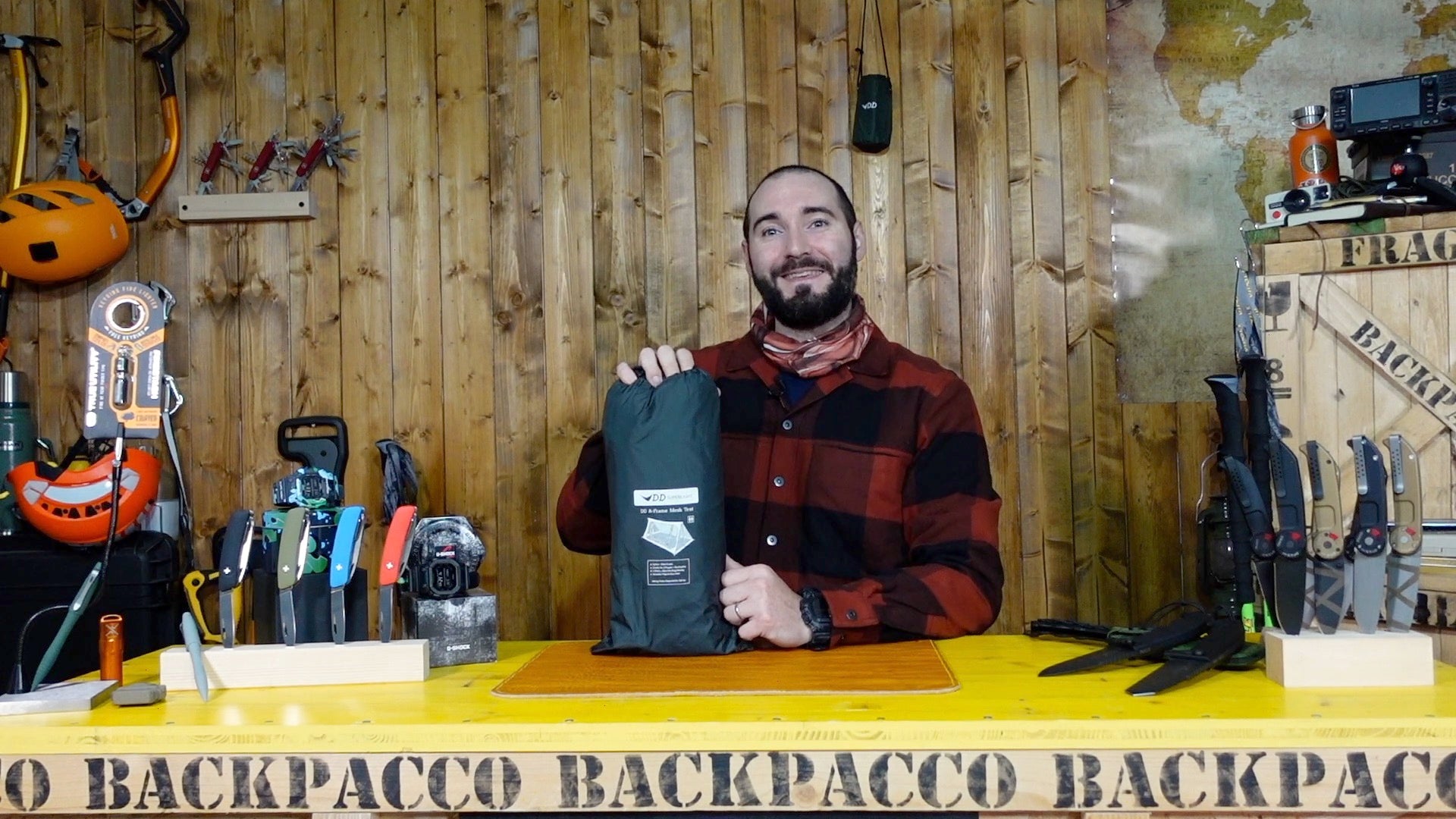Paolo di Backpacco spiega la tenda a frame di dd e altri prodotti