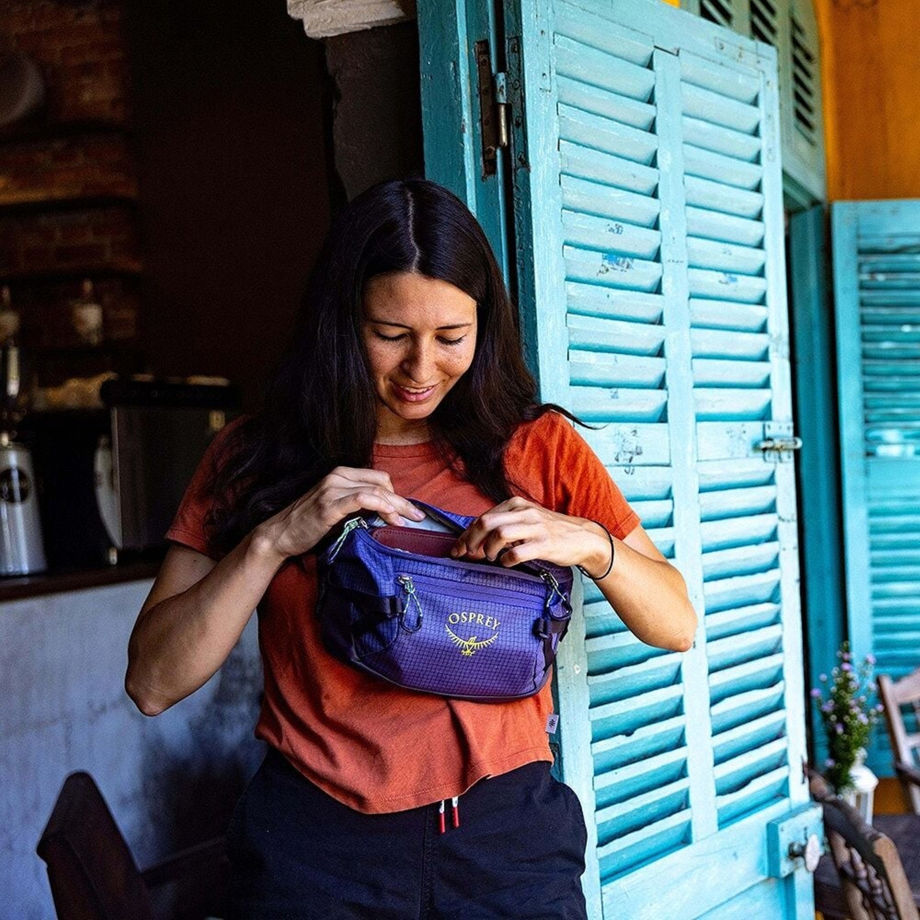 Osprey Transporter Waist Pack marsupio da 3 litri realizzato in tessuto tecnico con trama a griglia e logo frontale, dotato di tasca esterna con zip, cinghie di compressione laterali e cintura regolabile con fibbia a scatto per escursionismo e tempo libero.