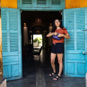 Osprey Transporter Waist Pack marsupio da 3 litri realizzato in tessuto tecnico con trama a griglia e logo frontale, dotato di tasca esterna con zip, cinghie di compressione laterali e cintura regolabile con fibbia a scatto per escursionismo e tempo libero.