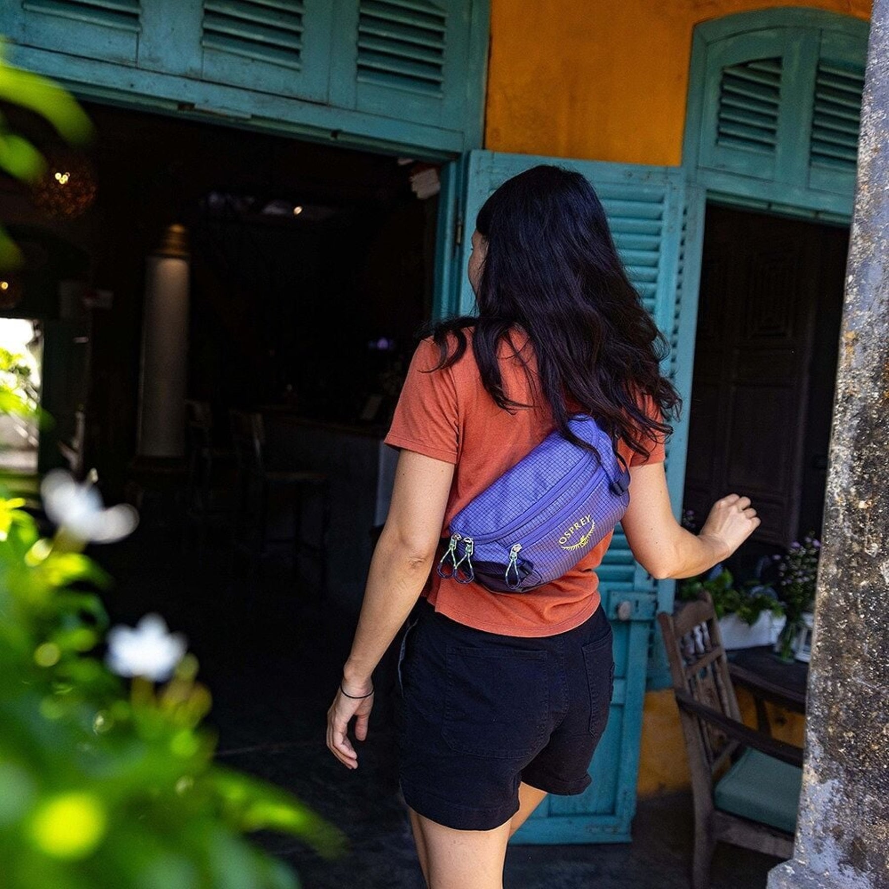 Osprey Transporter Waist Pack marsupio da 3 litri realizzato in tessuto tecnico con trama a griglia e logo frontale, dotato di tasca esterna con zip, cinghie di compressione laterali e cintura regolabile con fibbia a scatto per escursionismo e tempo libero.