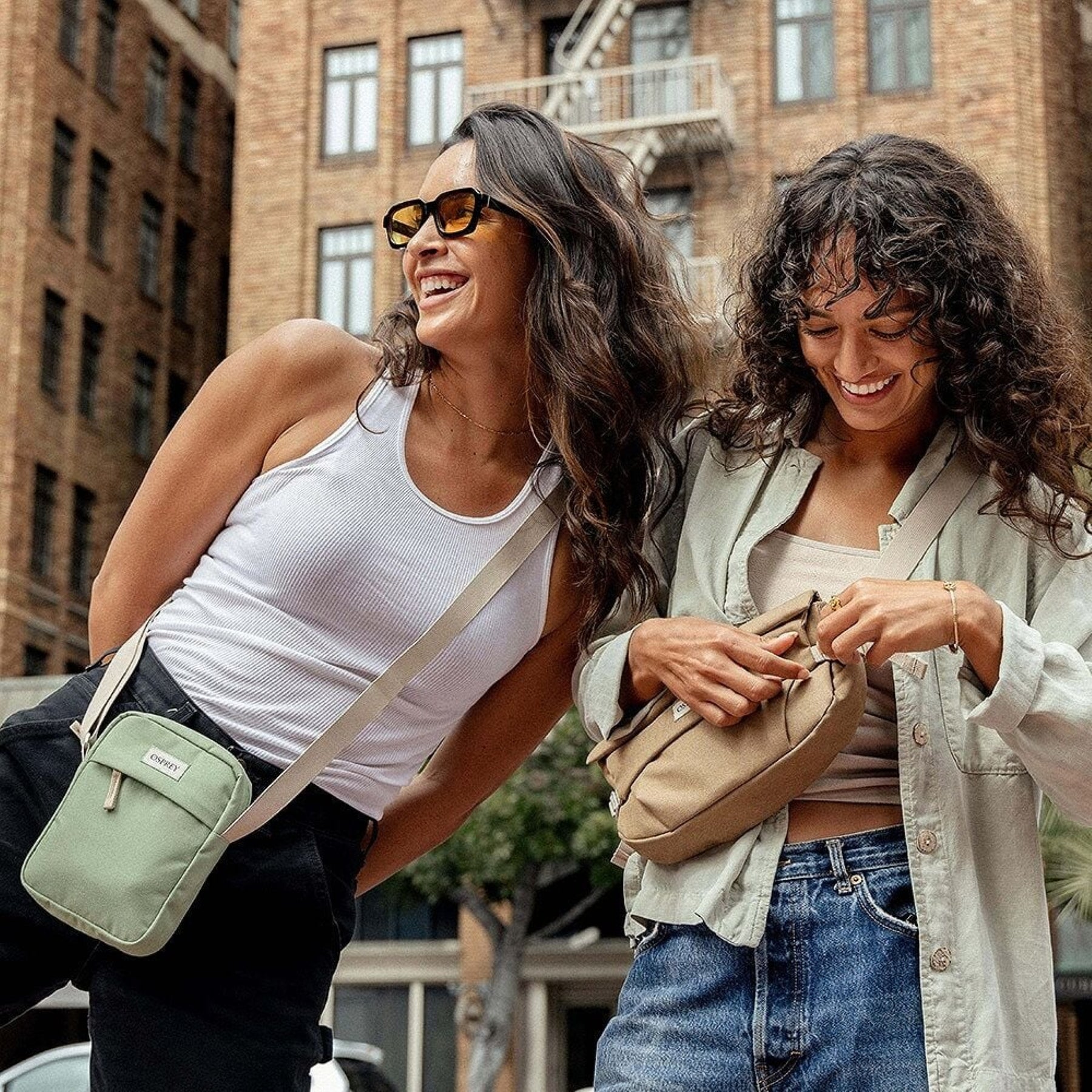 Borsello a tracolla Osprey Arcane Small Crossbody da 1.5 litri, design compatto per il trasporto di piccoli oggetti (EDC), con tracolla regolabile e logo Osprey.