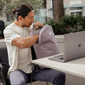 Zaino Osprey Arcane Large Day** da **21 litri, zaino urbano per laptop con design pulito, scomparto principale con cerniera e spallacci imbottiti