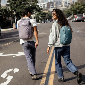 Zaino da giorno compatto Osprey Arcane Small Day da 12 litri, design urbano e minimalista, ideale per il trasporto leggero quotidiano (EDC) o come borsa di riserva