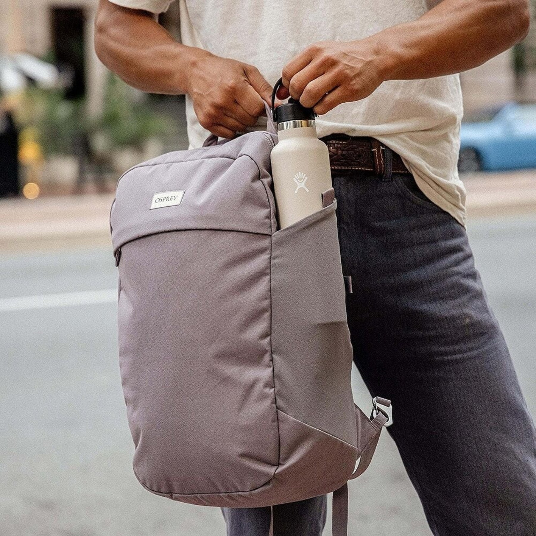 Zaino Osprey Arcane Large Day** da **21 litri, zaino urbano per laptop con design pulito, scomparto principale con cerniera e spallacci imbottiti