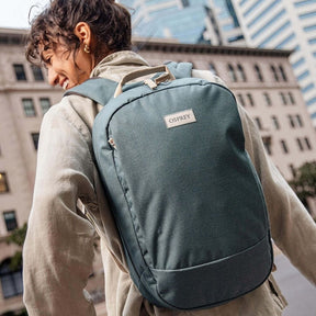 Zaino da giorno compatto Osprey Arcane Small Day da 12 litri, design urbano e minimalista, ideale per il trasporto leggero quotidiano (EDC) o come borsa di riserva