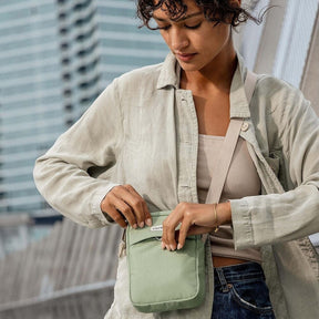 Borsello a tracolla Osprey Arcane Small Crossbody da 1.5 litri, design compatto per il trasporto di piccoli oggetti (EDC), con tracolla regolabile e logo Osprey.