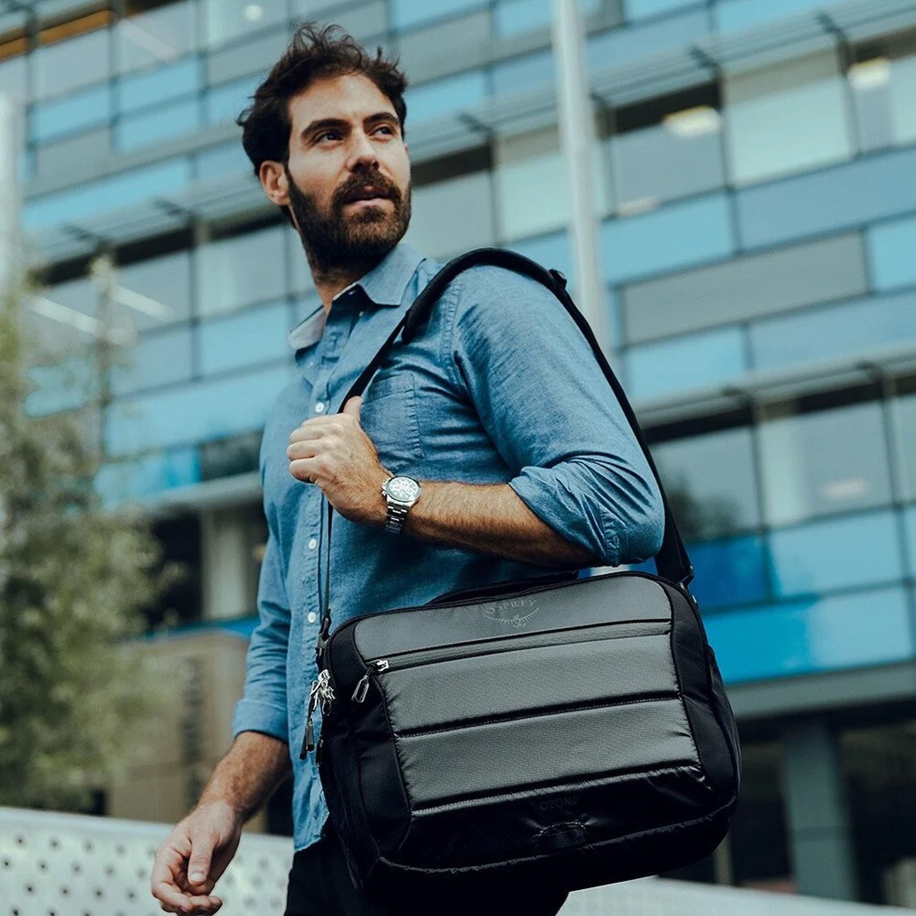 Osprey Ozone Brief Bag: Borsa da viaggio e business da 16 litri ultraleggera e funzionale. Dispone di scomparto imbottito per laptop fino a 16 pollici e tracolla rimovibile imbottita. Realizzata in nylon riciclato ad alta resistenza, ideale come borsa da ufficio o bagaglio a mano.