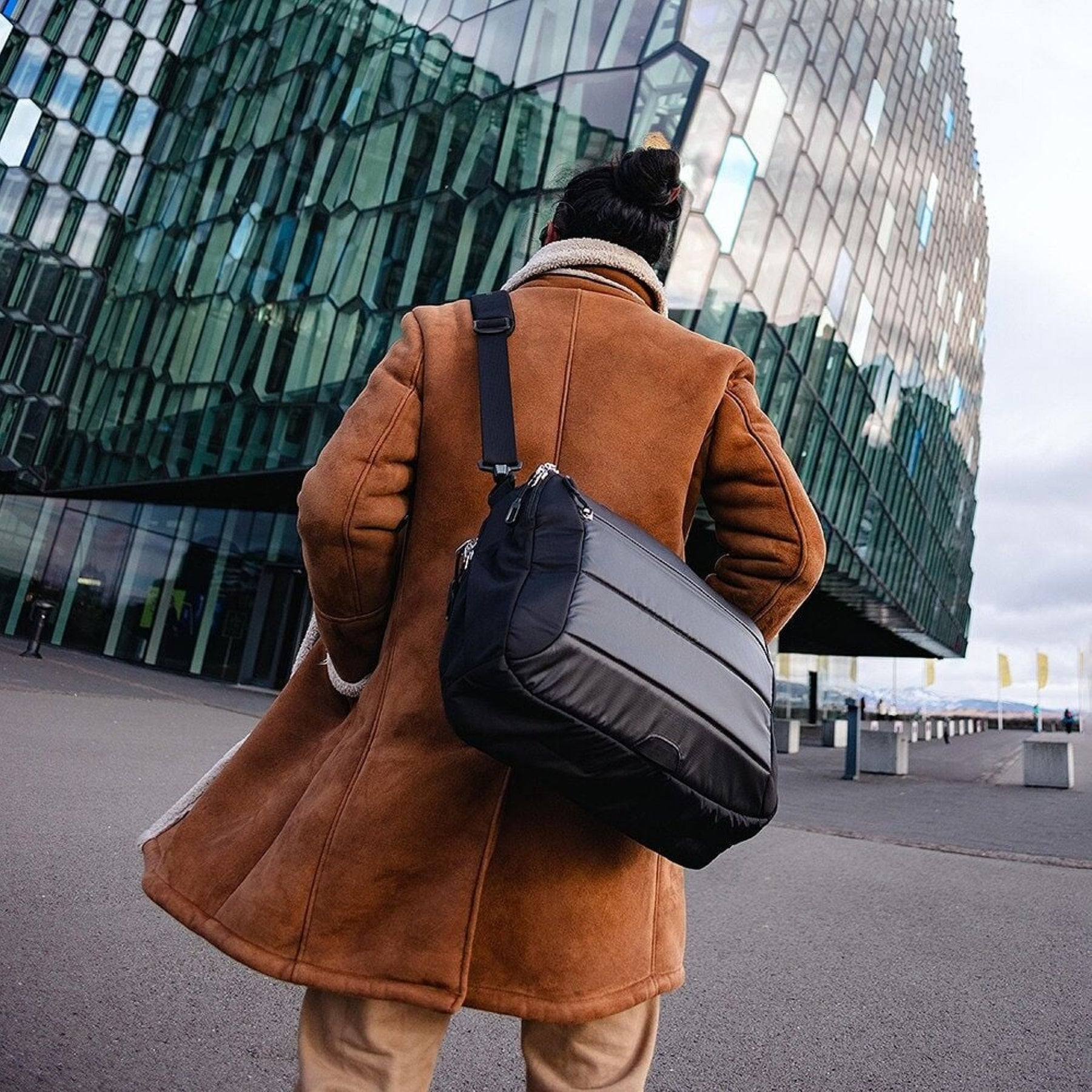 Osprey Ozone Brief Bag: Borsa da viaggio e business da 16 litri ultraleggera e funzionale. Dispone di scomparto imbottito per laptop fino a 16 pollici e tracolla rimovibile imbottita. Realizzata in nylon riciclato ad alta resistenza, ideale come borsa da ufficio o bagaglio a mano.