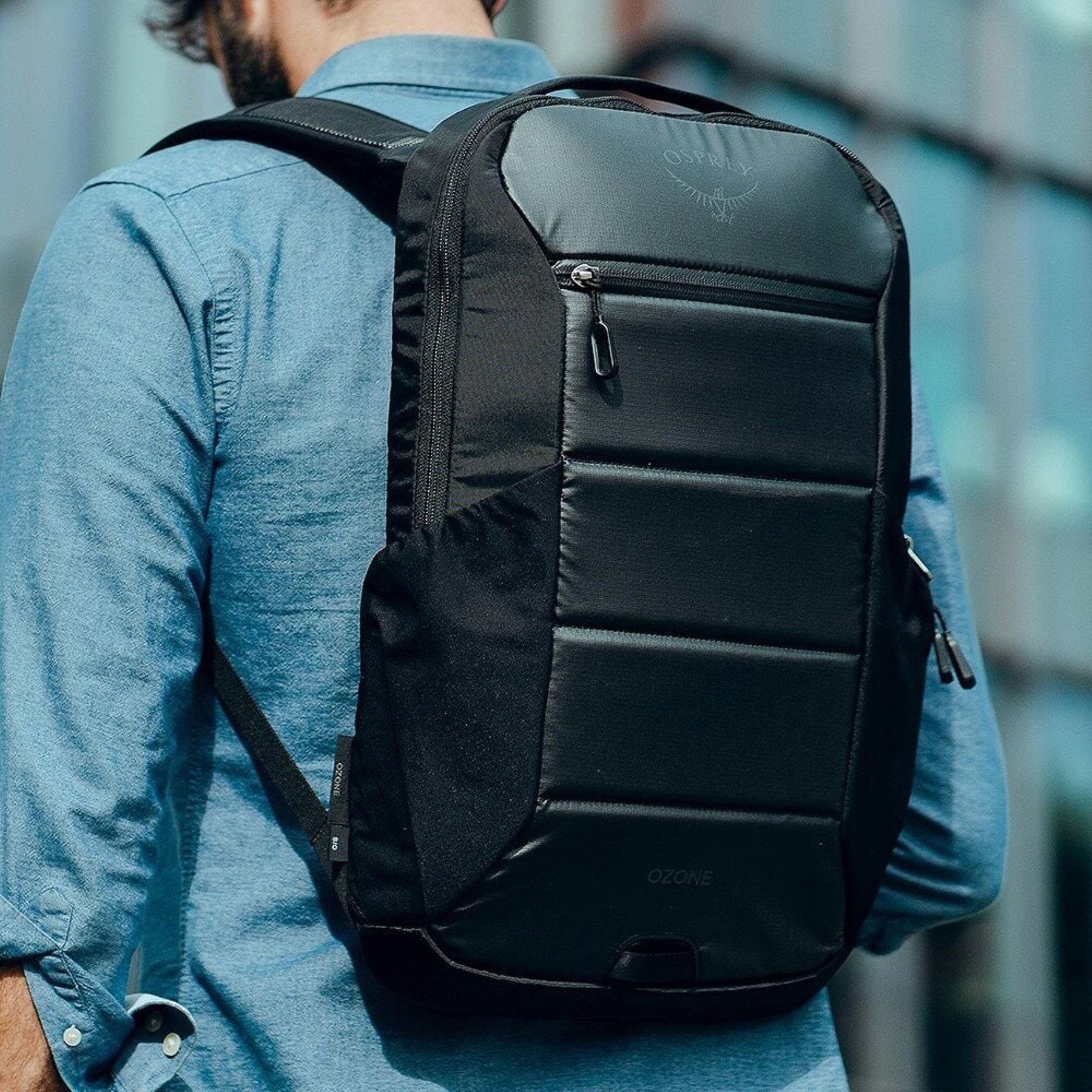 Osprey Ozone Slim Pack: Zaino da viaggio ultra-compatto da 10 litri con profilo sottile. Progettato per l'organizzazione essenziale, dispone di scomparto per laptop fino a 16 pollici e schienale AirScape traspirante. Realizzato in nylon riciclato ad alta resistenza.