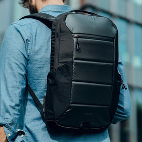 Osprey Ozone Slim Pack: Zaino da viaggio ultra-compatto da 10 litri con profilo sottile. Progettato per l'organizzazione essenziale, dispone di scomparto per laptop fino a 16 pollici e schienale AirScape traspirante. Realizzato in nylon riciclato ad alta resistenza.