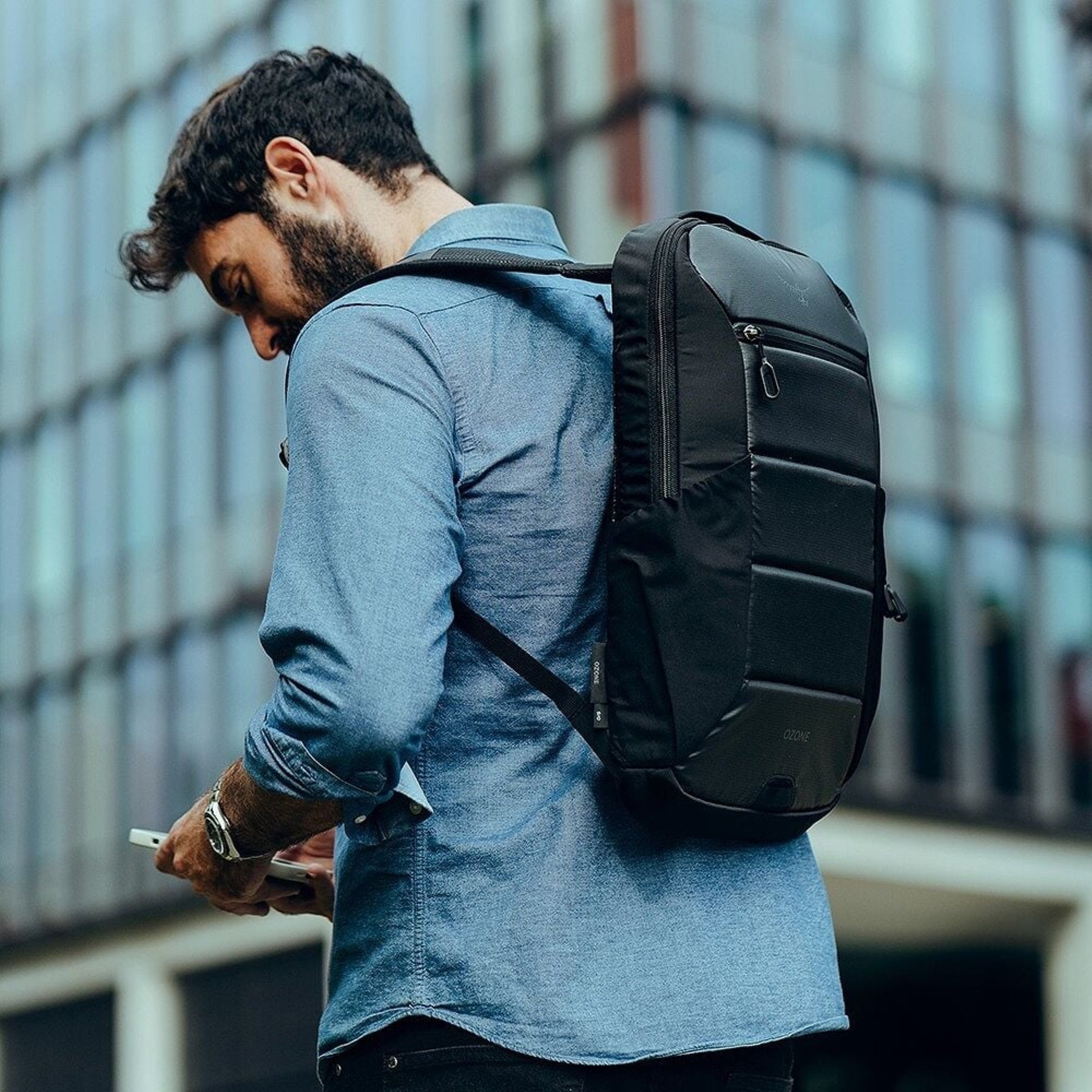 Osprey Ozone Slim Pack: Zaino da viaggio ultra-compatto da 10 litri con profilo sottile. Progettato per l'organizzazione essenziale, dispone di scomparto per laptop fino a 16 pollici e schienale AirScape traspirante. Realizzato in nylon riciclato ad alta resistenza.