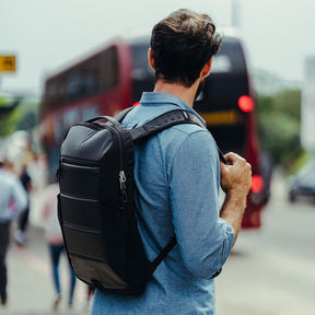 Osprey Ozone Slim Pack: Zaino da viaggio ultra-compatto da 10 litri con profilo sottile. Progettato per l'organizzazione essenziale, dispone di scomparto per laptop fino a 16 pollici e schienale AirScape traspirante. Realizzato in nylon riciclato ad alta resistenza.