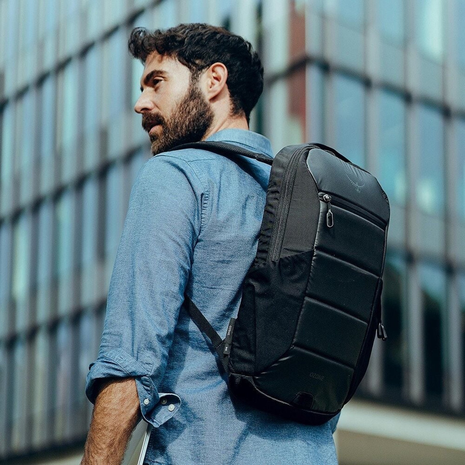 Osprey Ozone Slim Pack: Zaino da viaggio ultra-compatto da 10 litri con profilo sottile. Progettato per l'organizzazione essenziale, dispone di scomparto per laptop fino a 16 pollici e schienale AirScape traspirante. Realizzato in nylon riciclato ad alta resistenza.