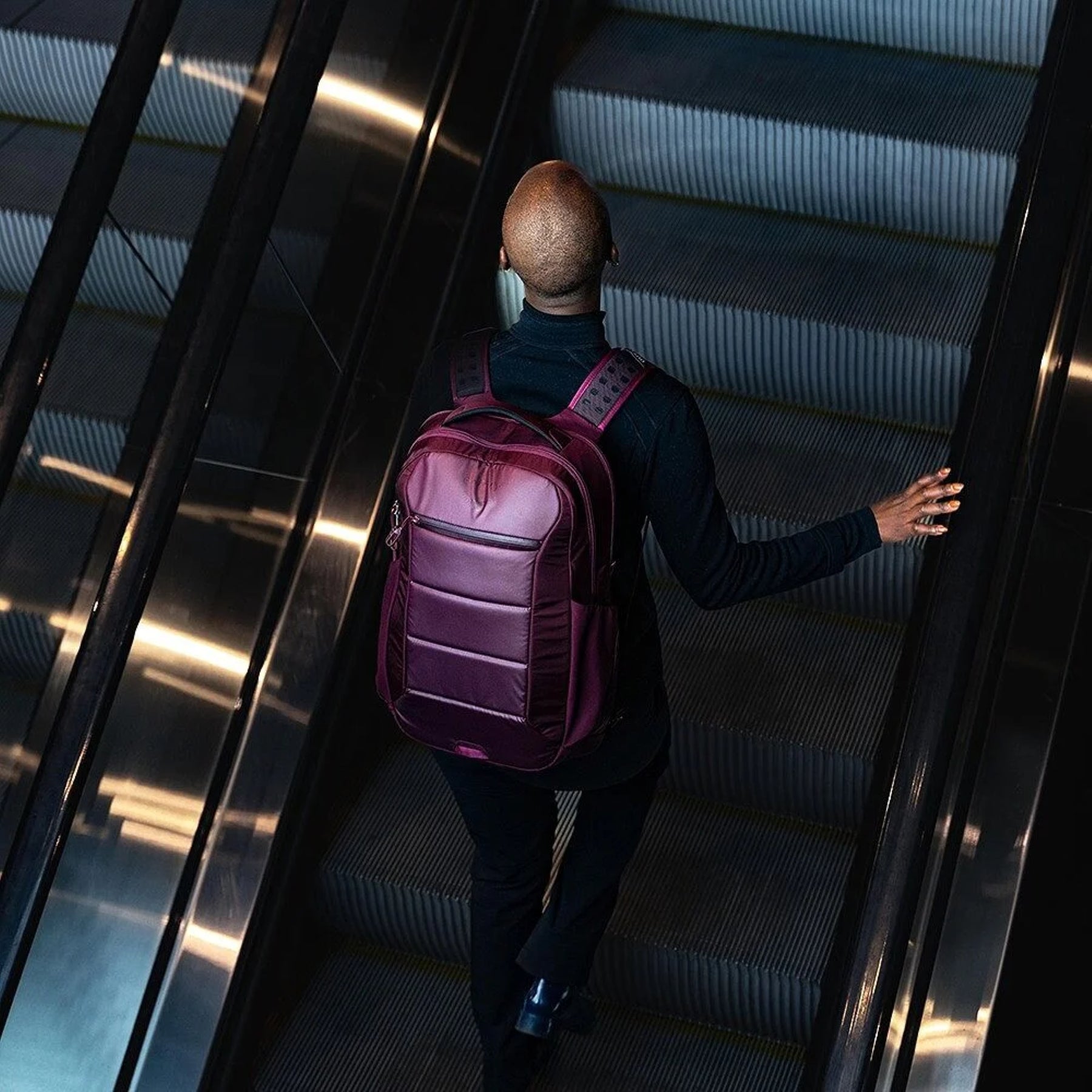 Osprey Ozone Laptop Backpack: Zaino da viaggio e business da 18 litri ultraleggero. Progettato con scomparto imbottito per laptop fino a 16 pollici e organizzazione interna intelligente. Realizzato in nylon riciclato ad alta tenacità con schienale AirScape per il massimo comfort.