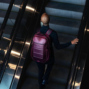 Osprey Ozone Laptop Backpack: Zaino da viaggio e business da 18 litri ultraleggero. Progettato con scomparto imbottito per laptop fino a 16 pollici e organizzazione interna intelligente. Realizzato in nylon riciclato ad alta tenacità con schienale AirScape per il massimo comfort.