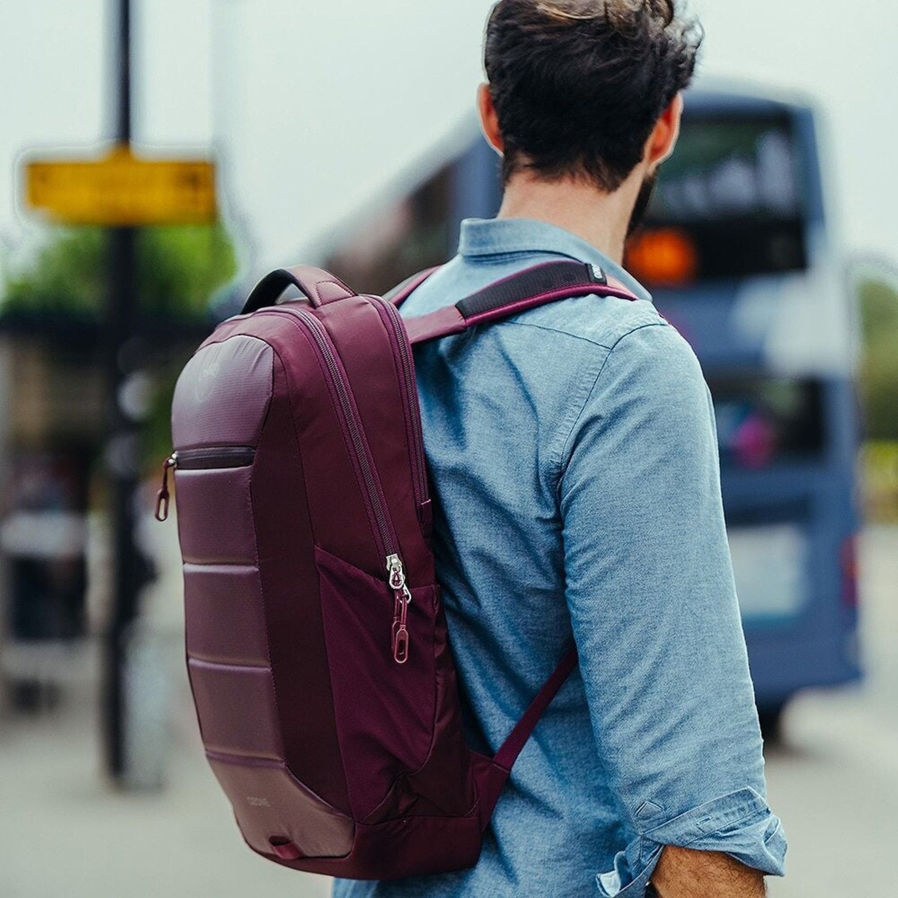 Osprey Ozone Laptop Backpack: Zaino da viaggio e business da 18 litri ultraleggero. Progettato con scomparto imbottito per laptop fino a 16 pollici e organizzazione interna intelligente. Realizzato in nylon riciclato ad alta tenacità con schienale AirScape per il massimo comfort.