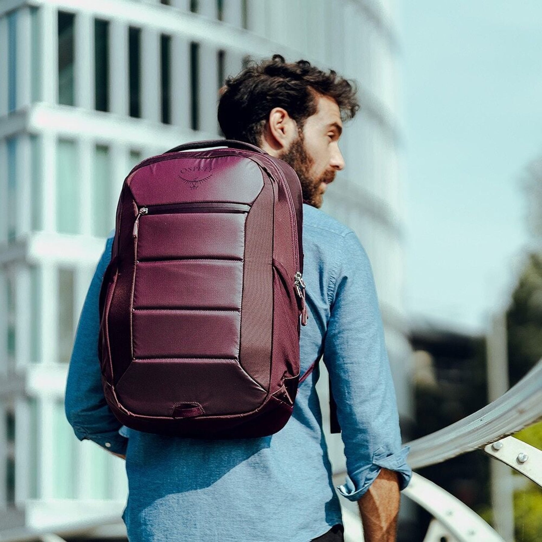 Osprey Ozone Laptop Backpack: Zaino da viaggio e business da 18 litri ultraleggero. Progettato con scomparto imbottito per laptop fino a 16 pollici e organizzazione interna intelligente. Realizzato in nylon riciclato ad alta tenacità con schienale AirScape per il massimo comfort.