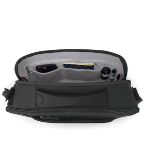 Osprey Ozone Brief Bag: Borsa da viaggio e business da 16 litri ultraleggera e funzionale. Dispone di scomparto imbottito per laptop fino a 16 pollici e tracolla rimovibile imbottita. Realizzata in nylon riciclato ad alta resistenza, ideale come borsa da ufficio o bagaglio a mano.