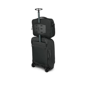 Osprey Ozone Brief Bag: Borsa da viaggio e business da 16 litri ultraleggera e funzionale. Dispone di scomparto imbottito per laptop fino a 16 pollici e tracolla rimovibile imbottita. Realizzata in nylon riciclato ad alta resistenza, ideale come borsa da ufficio o bagaglio a mano.