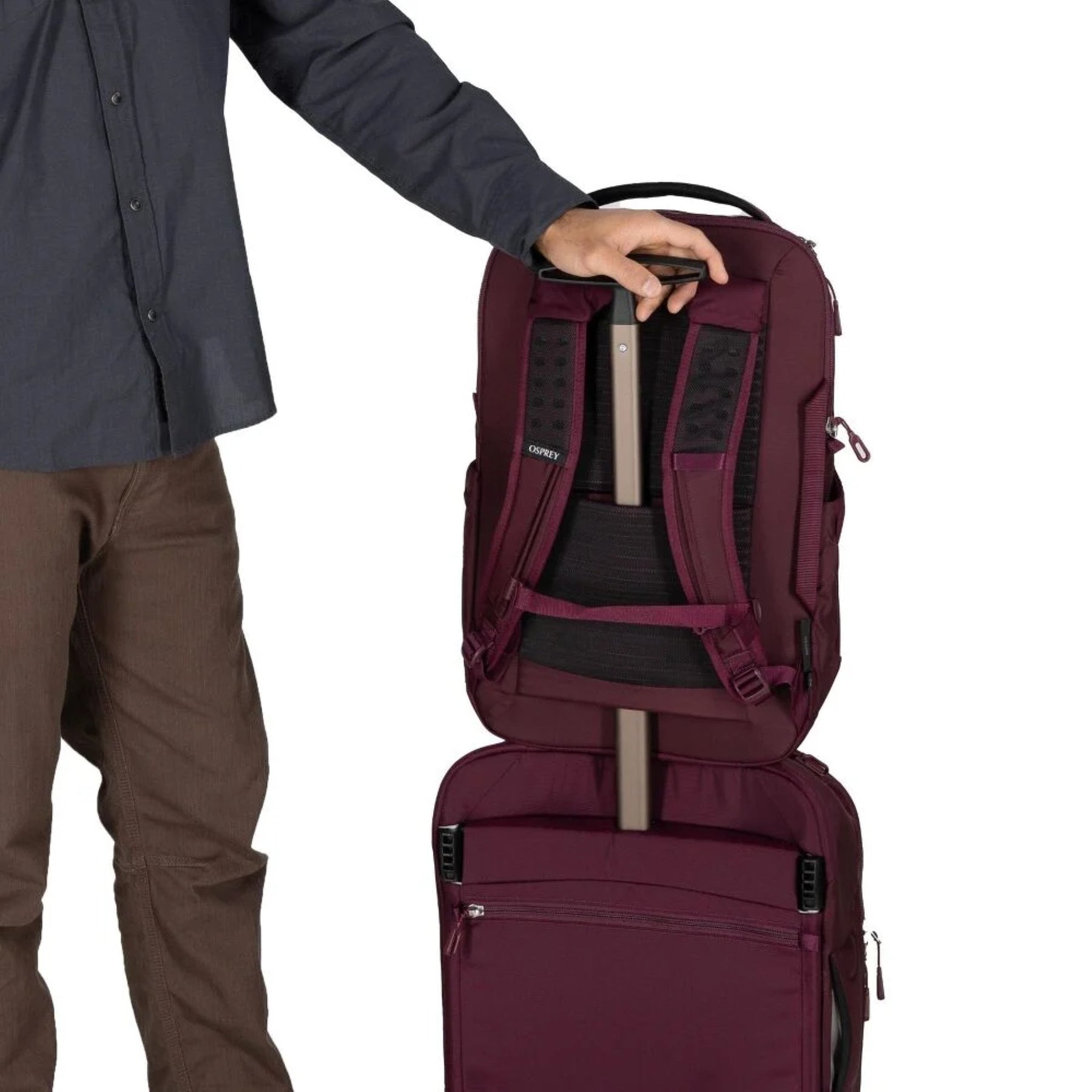 Osprey Ozone Laptop Backpack: Zaino da viaggio e business da 18 litri ultraleggero. Progettato con scomparto imbottito per laptop fino a 16 pollici e organizzazione interna intelligente. Realizzato in nylon riciclato ad alta tenacità con schienale AirScape per il massimo comfort.