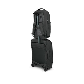 Osprey Ozone Laptop Backpack: Zaino da viaggio e business da 18 litri ultraleggero. Progettato con scomparto imbottito per laptop fino a 16 pollici e organizzazione interna intelligente. Realizzato in nylon riciclato ad alta tenacità con schienale AirScape per il massimo comfort.