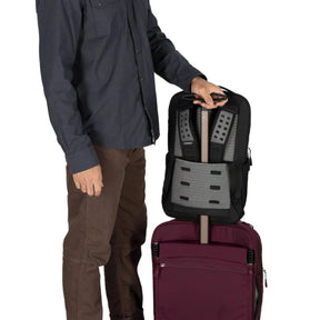 Osprey Ozone Slim Pack: Zaino da viaggio ultra-compatto da 10 litri con profilo sottile. Progettato per l'organizzazione essenziale, dispone di scomparto per laptop fino a 16 pollici e schienale AirScape traspirante. Realizzato in nylon riciclato ad alta resistenza.