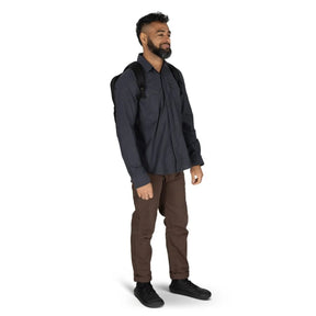 Osprey Ozone Slim Pack: Zaino da viaggio ultra-compatto da 10 litri con profilo sottile. Progettato per l'organizzazione essenziale, dispone di scomparto per laptop fino a 16 pollici e schienale AirScape traspirante. Realizzato in nylon riciclato ad alta resistenza.