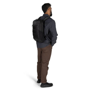 Osprey Ozone Slim Pack: Zaino da viaggio ultra-compatto da 10 litri con profilo sottile. Progettato per l'organizzazione essenziale, dispone di scomparto per laptop fino a 16 pollici e schienale AirScape traspirante. Realizzato in nylon riciclato ad alta resistenza.