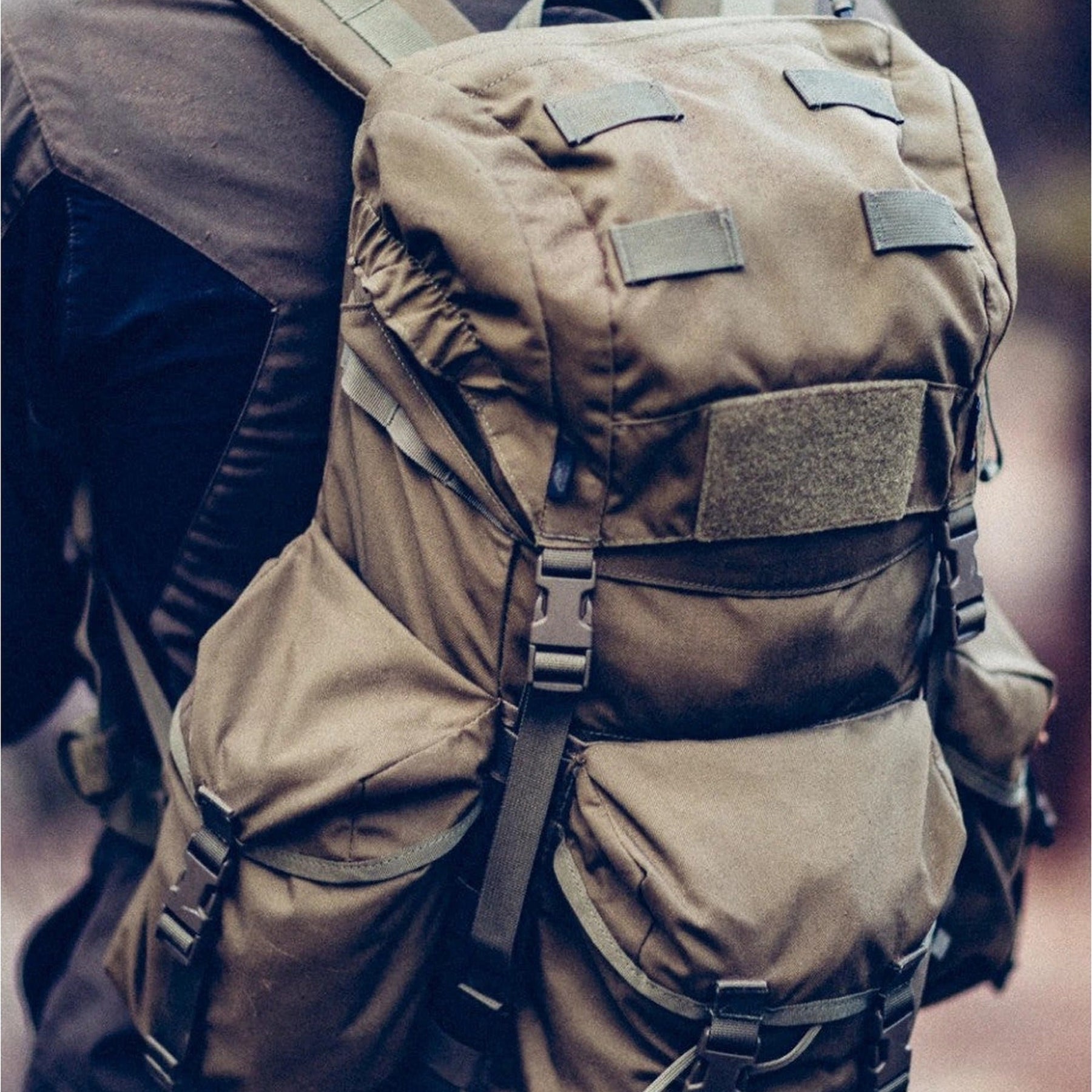 Zaino bushcraft Helikon-Tex Bergen Backpack da 25 litri in Cordura 500D, con tasche passanti per l'ascia, camino regolabile, scomparto per sacca idrica e cinghie di espansione, spallacci e sistema di trasporto