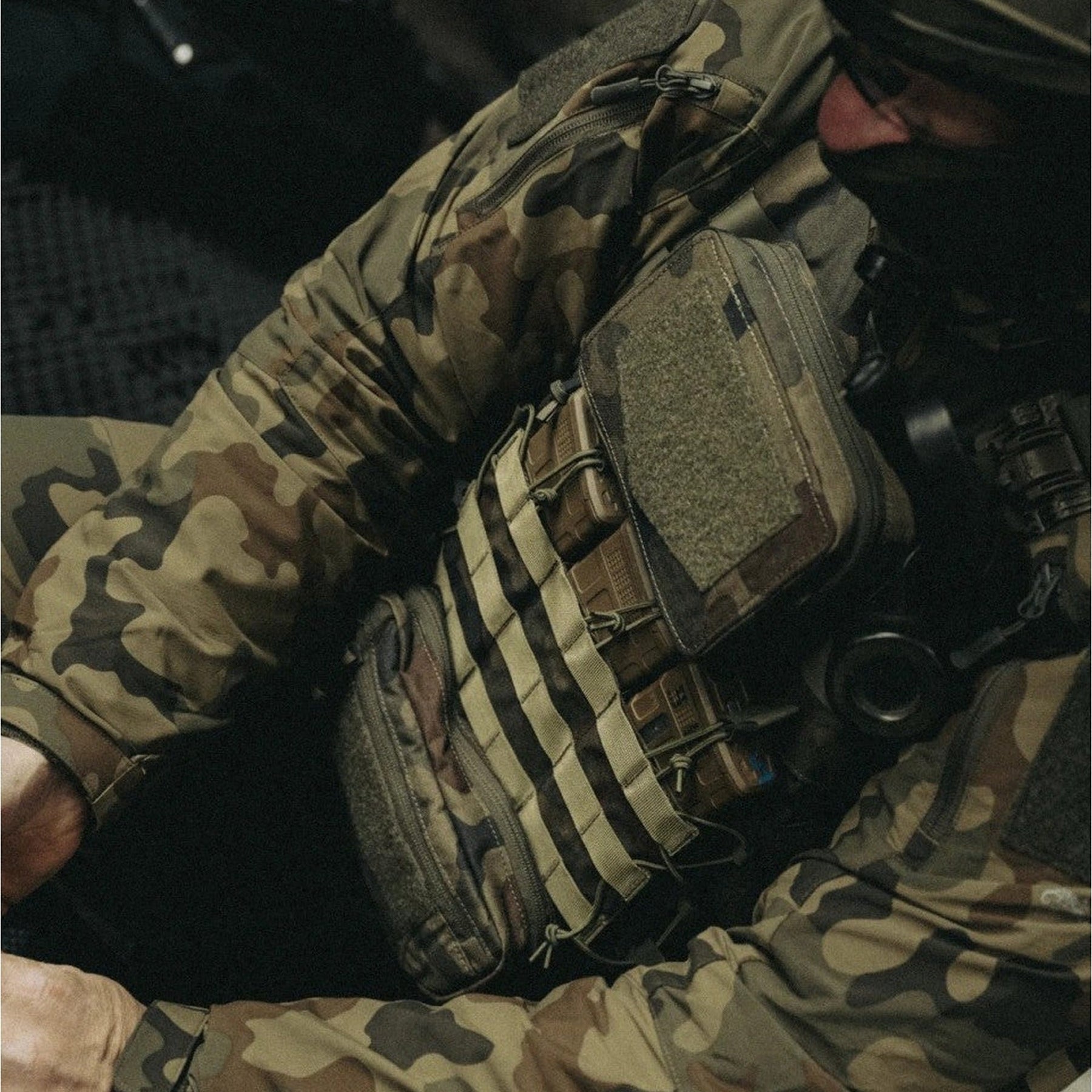 Gilet tattico Helikon-Tex Guardian Plate Carrier in Cordura 500D porta piastre balistiche, con pannellatura MOLLE/PALS, maniglia di evacuazione e pannelli velcro, indossato in azione