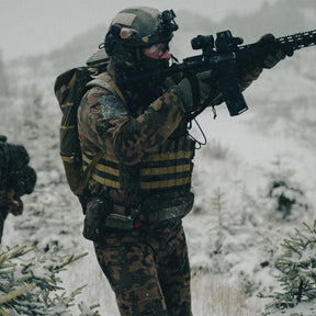 Gilet tattico Helikon-Tex Guardian Plate Carrier in Cordura 500D porta piastre balistiche, con pannellatura MOLLE/PALS, maniglia di evacuazione e pannelli velcro, pannellatura MOLLE in uso