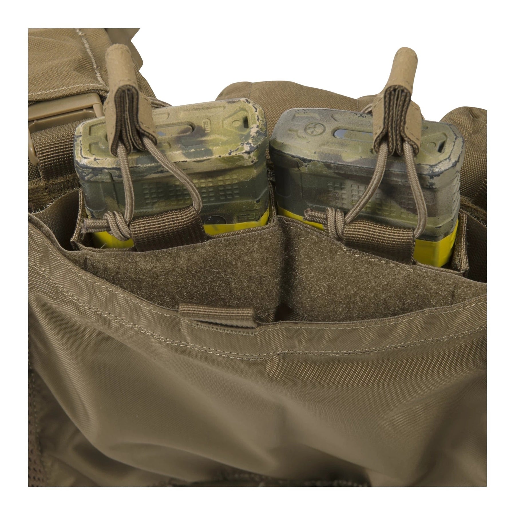 Chest rig tattico Helikon-Tex Guardian in Cordura 500D portacaricatori, con bretelle a sgancio rapido, cintura ventrale removibile, fodera in rete e fori di drenaggio, indossato in azione