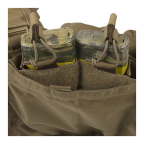 Chest rig tattico Helikon-Tex Guardian in Cordura 500D portacaricatori, con bretelle a sgancio rapido, cintura ventrale removibile, fodera in rete e fori di drenaggio, indossato in azione