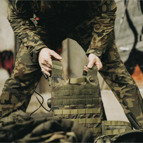 Gilet tattico Helikon-Tex Guardian Plate Carrier in Cordura 500D porta piastre balistiche, con pannellatura MOLLE/PALS, maniglia di evacuazione e pannelli velcro, dettagli del gilet in uso